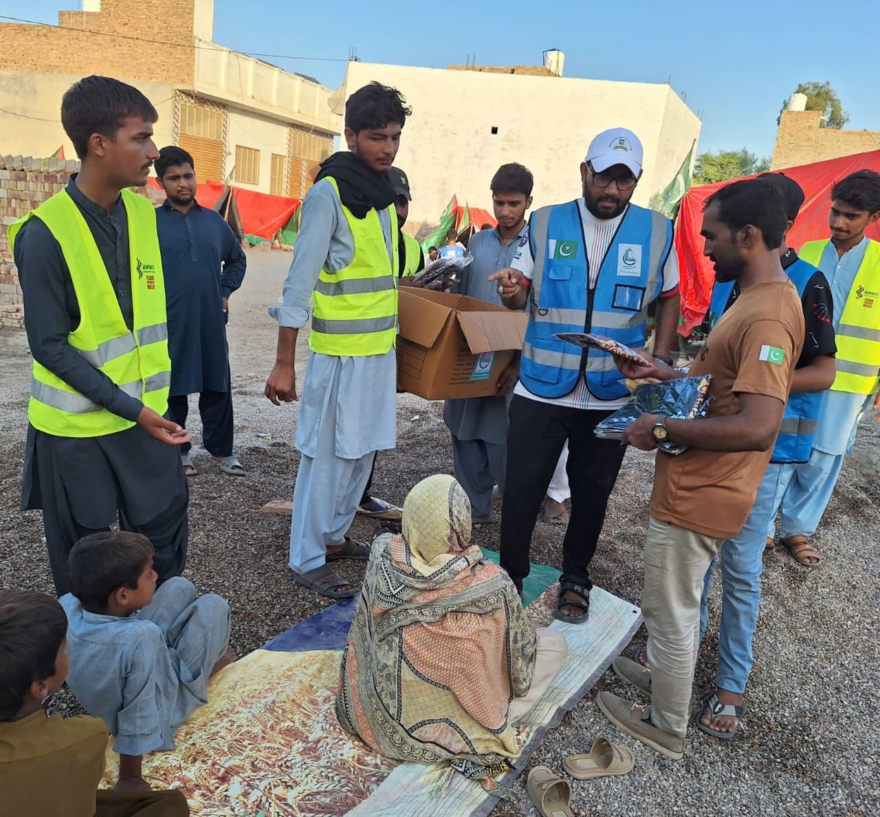 Humanitarian emergency flood relief in Pakistan - Baqiatullah Foundation disaster management team distributing aid